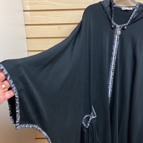 Max Live women poncho size Large but it can go higher - Picture 3 of 9